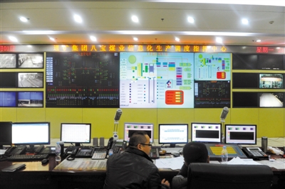 前日，八寶煤業(yè)公司，大家監(jiān)控井內(nèi)狀況。新華社 張楠 攝