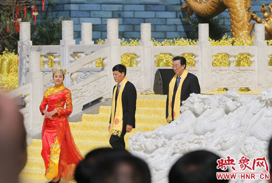 　河南省委書記、省人大常委會(huì)主任郭庚茂，河南省省長謝伏瞻敬獻(xiàn)花籃。映象網(wǎng)記者 邵恰 攝