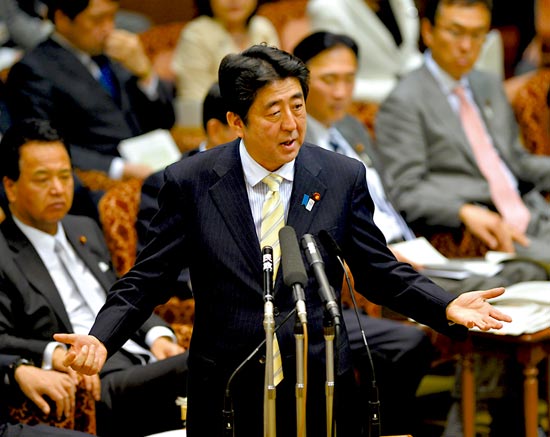 23日，安倍在參議院預算委員會發(fā)表講話。