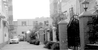 拉警戒線的地方就是高家居住的15號(hào)樓。高天峰居住在榮華小區(qū)一棟復(fù)式二層樓，三戶人家各有獨(dú)院。榮華小區(qū)一名業(yè)主供圖