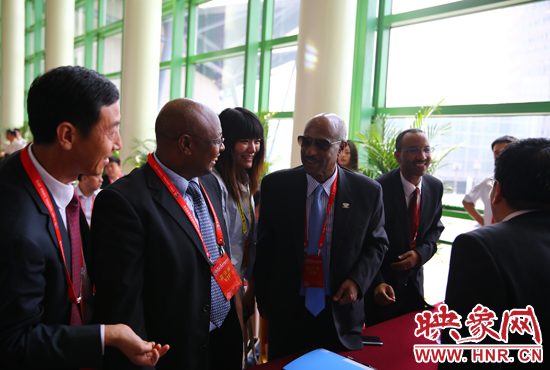 埃塞俄比亞駐華大使塞尤姆·梅斯芬在簽約會現(xiàn)場 埃塞俄比亞駐華大使塞尤姆·梅斯芬在簽約會現(xiàn)場