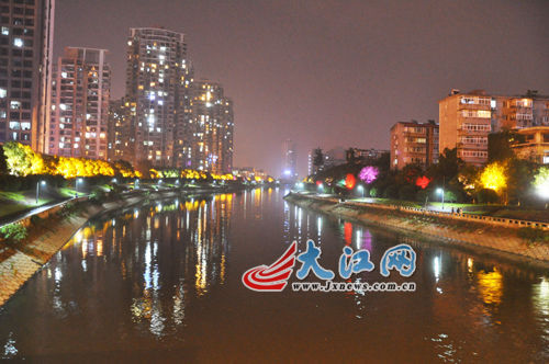 夜幕下的玉帶河，風(fēng)景很好，但是臭氣熏天。