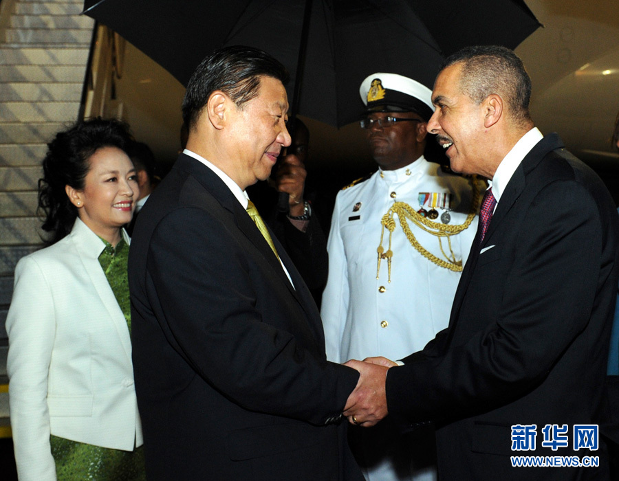 特立尼達和多巴哥總統(tǒng)卡莫納夫婦、總理比塞薩爾等到機場迎接習(xí)近平和夫人彭麗媛。饒愛民 攝