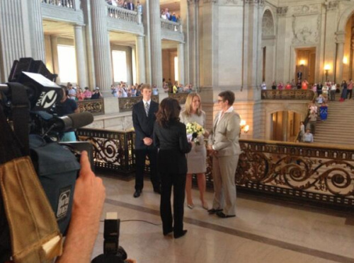 同性伴侶斯蒂爾和克里斯汀在舊金山市政廳舉行婚禮，這是自2008年加州8號提案通過以來，加州的首場同性婚禮。