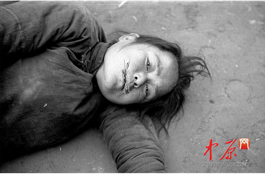 饑荒受災(zāi)者，她嘴里咬了幾根草