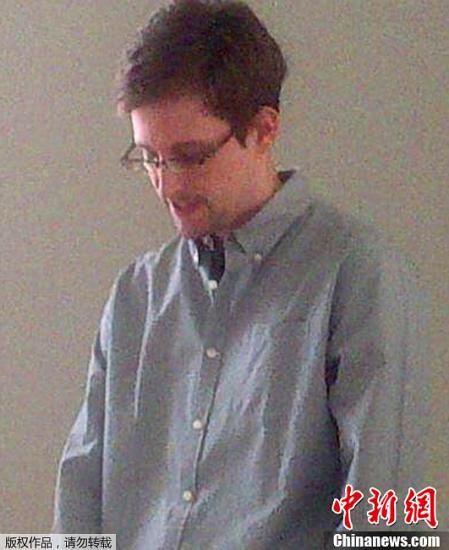 據(jù)外媒報(bào)道，美國“棱鏡”監(jiān)控計(jì)劃泄密者愛德華·斯諾登于莫斯科時(shí)間7月12日在莫斯科謝列梅捷沃機(jī)場與多