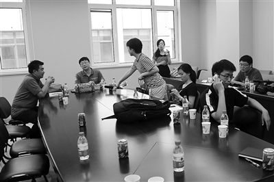 昨日，什剎海街道辦事處第四會(huì)議室，“什剎海女童練攤父親被打”事件的通氣會(huì)現(xiàn)場(chǎng)。