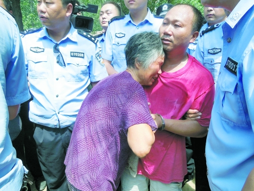 潛逃23年，歸案之時(shí)再見(jiàn)父母，最不能承受的究竟是誰(shuí)？