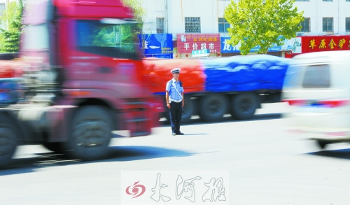 連霍高速受橋梁爆破影響禁止通車，310國道車流量迅速增加，當?shù)亟痪块T安排大量警力保障道路暢通。