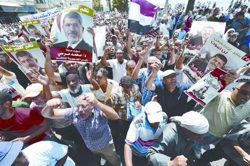 16日，穆爾西的支持者進(jìn)行“憤怒的星期五”大游行，抗議軍方清場(chǎng)行動(dòng)造成嚴(yán)重人員傷亡。