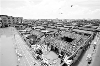 19日，廣東汕頭潮陽區(qū)和平鎮(zhèn)出現(xiàn)水浸現(xiàn)象。連日來，廣東省汕頭市潮陽區(qū)、潮南區(qū)普降暴雨。新華社發(fā)