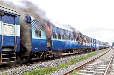 19日，撞人的火車被民眾點(diǎn)燃。