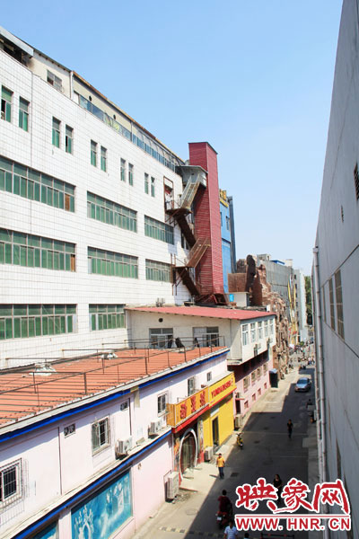 該家具賣場共6層樓，第7層建筑與其他樓層風(fēng)格迥然不同，有明顯后期加蓋痕跡