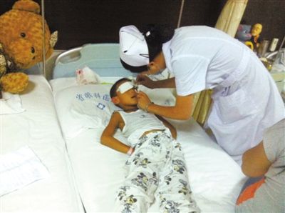 昨日傍晚，山西省眼科醫(yī)院醫(yī)生給斌斌點了兩次“眼藥水”。