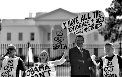 2日，反戰(zhàn)人士在白宮前高舉標語，抗議美國可能對敘動武。