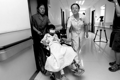 昨天，斌斌被推出病房，準(zhǔn)備換藥。記者 譚青/攝