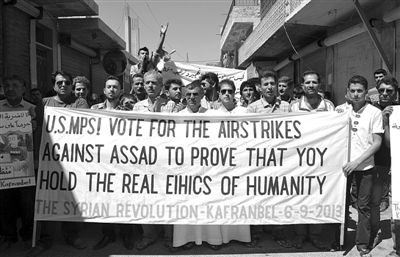 6日，敘利亞西北部的民眾打出橫幅，要求美國對敘動武。