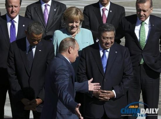 奧巴馬低頭不看普京，普京也閉眼做鬼臉并攤手表無(wú)奈。