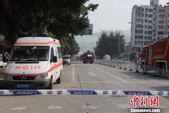 救護(hù)車現(xiàn)場(chǎng)待命?！「邩s權(quán)　攝