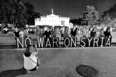 10日，華盛頓，美國反戰(zhàn)民眾在白宮前抗議對敘動武。