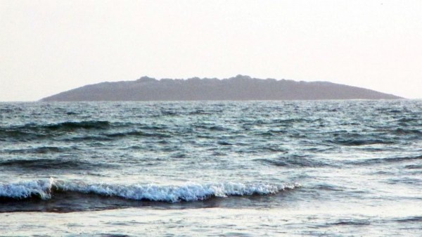 圖為在巴基斯坦靠近阿拉伯海的瓜達(dá)爾地區(qū)（Gwadar）近海600米處冒出一個小島。