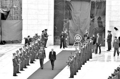 2012年11月27日，開棺檢驗(yàn)阿拉法特尸骨后，巴方為其舉辦重新安葬儀式。