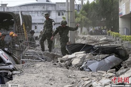 10月15日，菲律賓中部地區(qū)發(fā)生7.2級(jí)地震，災(zāi)情持續(xù)擴(kuò)大，菲官方稱地震已造成宿務(wù)、保和等省份數(shù)十人遇難，數(shù)百人受傷，大批建筑物受損。圖為菲律賓軍方在搜救被困者。