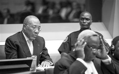 9月26日，荷蘭海牙，利比里亞前總統(tǒng)查爾斯·泰勒在法庭接受審判。