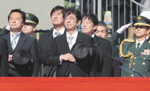 　27日上午，日本首相安倍晉三在琦玉縣的自衛(wèi)隊朝霞訓(xùn)練場出席陸上自衛(wèi)隊年度閱兵式