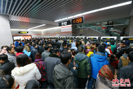 11點59分，紫金山地鐵站售票機前擠滿了買票的市民，場面如同春運