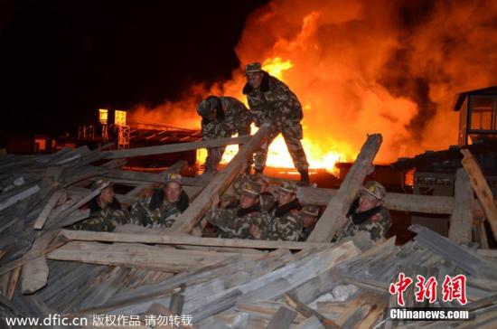 云南香格里拉古城火災火情得到控制 損失逾億元 云南香格里拉古城火災火情得到控制 損失逾億元