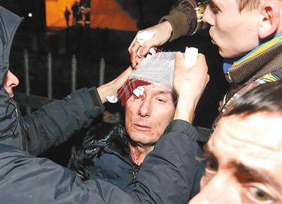 11日，基輔，遇襲受傷的反對派領(lǐng)導(dǎo)人盧岑科接受簡單救護。
