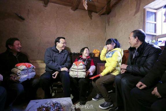 27日，李克強(qiáng)到安康旬陽(yáng)金坡村看望留守兒童。