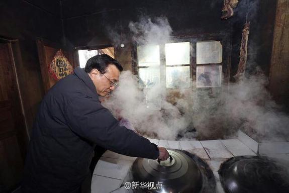 27日，李克強(qiáng)到安康旬陽(yáng)金坡村看望留守兒童。