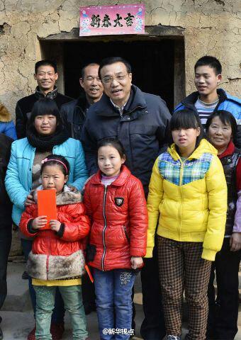 27日，李克強(qiáng)到安康旬陽(yáng)金坡村看望留守兒童。