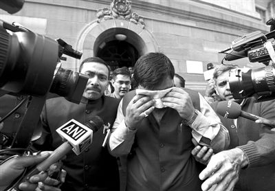 13日，印度議會(huì)下院開會(huì)時(shí)發(fā)生混亂，議員打作一團(tuán)，甚至有議員噴辣椒噴霧，致使不少議員呼吸困難，倉促離