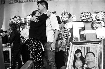 2月24日，泰國曼谷，民眾為在手榴彈襲擊中遇難的兩名兒童舉行葬禮，兩名兒童為姐弟二人，姐姐6歲，弟弟4歲