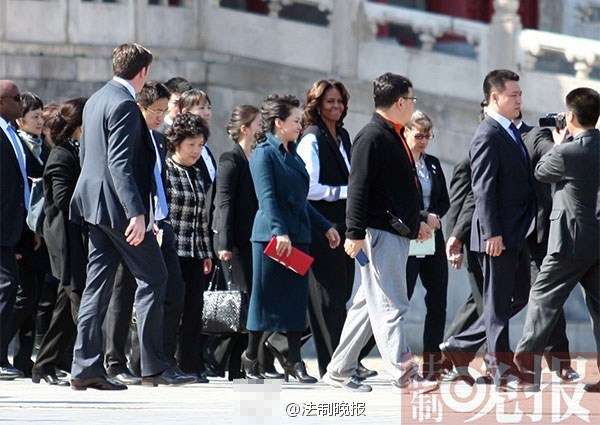 　　3月21日上午，美國總統(tǒng)夫人米歇爾參觀故宮，彭麗媛陪同。彭麗媛一身湖藍(lán)色裙裝，米歇爾黑白色職業(yè)裝