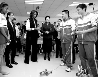 昨天上午，彭麗媛與米歇爾共同參觀北師大二附中，觀看學(xué)生們演示自己設(shè)計(jì)制作的幾何機(jī)器人。