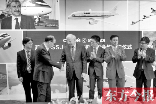 　昨日，“蘇霍伊SSJ-100飛機(jī)項(xiàng)目”合作簽約儀式在鄭州舉行