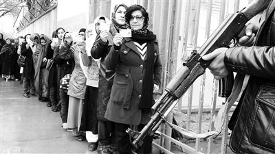 4月5日，阿富汗總統(tǒng)大選投票工作進(jìn)行