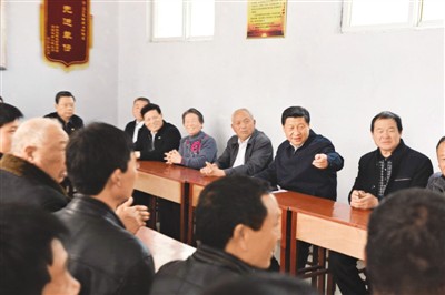 3月17日，習(xí)近平在河南省蘭考縣東壩頭鄉(xiāng)張莊村村委會(huì)與干部群眾座談，聽(tīng)取意見(jiàn)和建議。