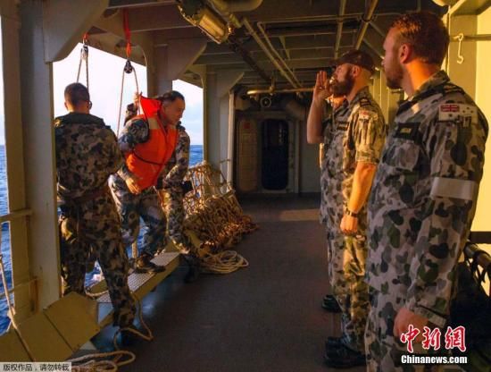 　據(jù)澳大利亞海軍4月11日發(fā)布的圖片顯示，中澳海軍海上聯(lián)合搜尋失聯(lián)客機。據(jù)悉，澳大利亞總理當(dāng)天表示，澳方執(zhí)行搜尋失聯(lián)客機任務(wù)的搜救人員已獲知黑匣子的大致位置。