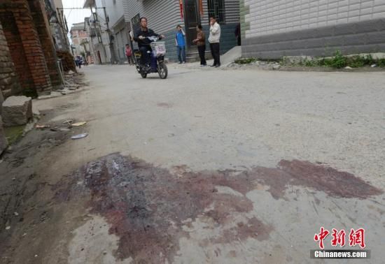 4月28日，福建省福州市閩侯縣發(fā)生一起惡性駕車(chē)撞人事件，圖為事發(fā)現(xiàn)場(chǎng)血跡斑斑。中新社發(fā) 劉可耕 攝