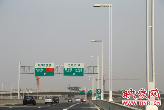 市民可通過北三環(huán)快速路高架橋直達(dá)東區(qū)。