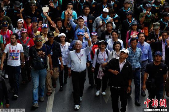 5月9日，泰國反政府示威者在素帖（中）的領(lǐng)導(dǎo)下在曼谷市中心游行。