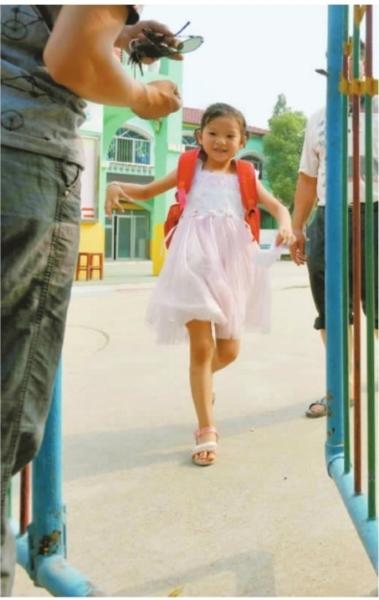 　　昨日，潛江市浩口鎮(zhèn)第三小學(xué)已被戒嚴(yán)，下午幼兒園學(xué)生放學(xué)時，一些家長前來接孩子