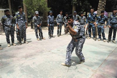 　5日，伊拉克巴格達，新招募的安全部隊成員進行訓(xùn)練。