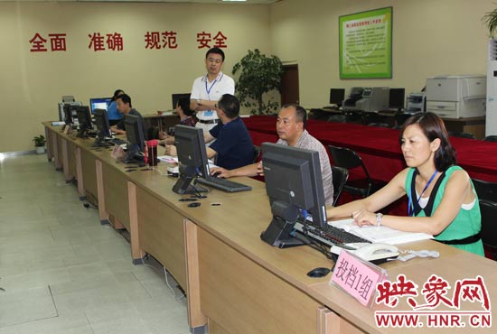 今年我省高招錄取工作正在平穩(wěn)正常開展，圖為投檔組工作人員。