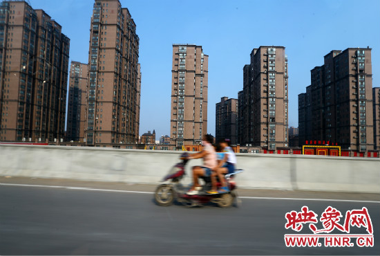 三環(huán)快速路開通后，仍有一些電動(dòng)車違規(guī)上橋。